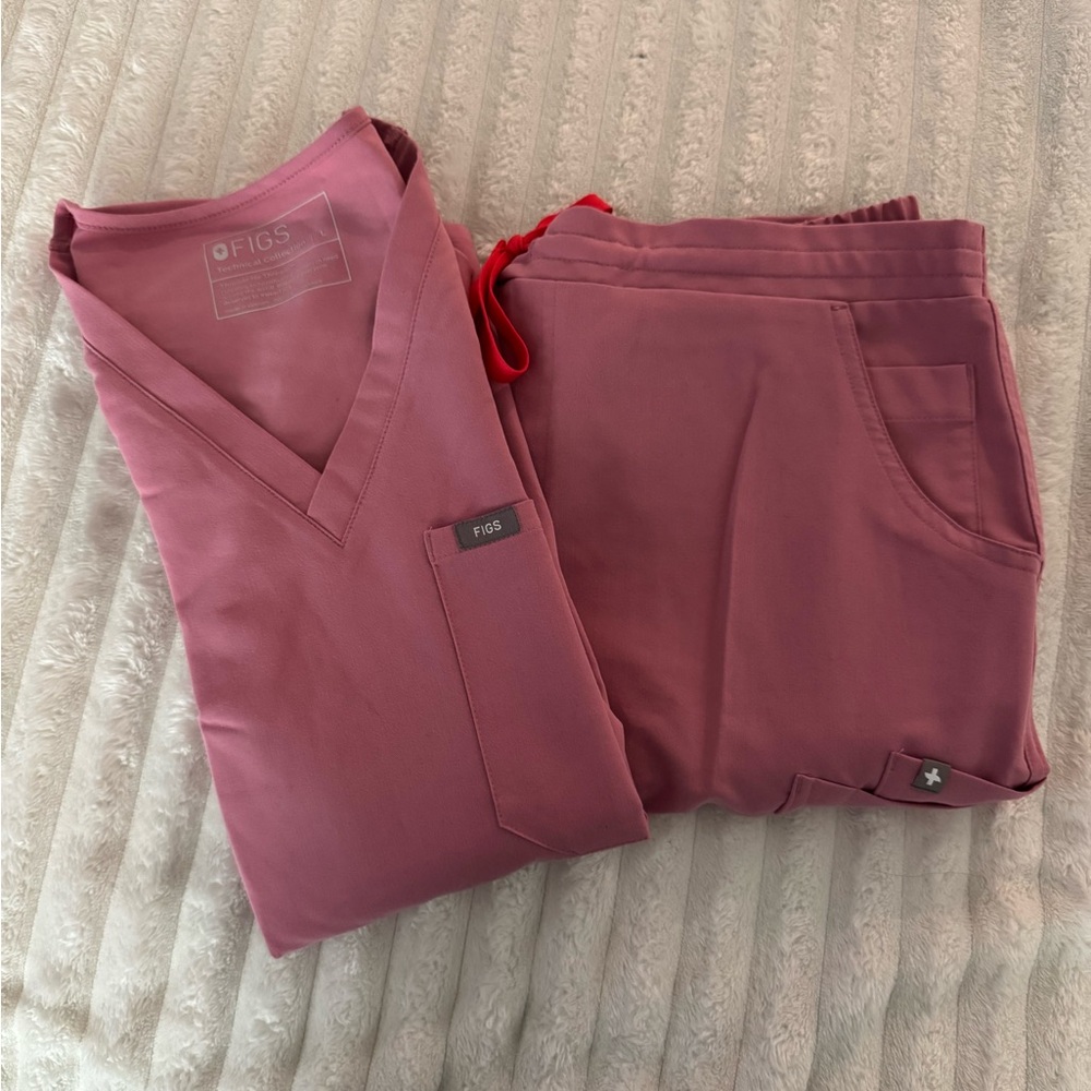 Figs Women's Scrub Set in Chalk Pink